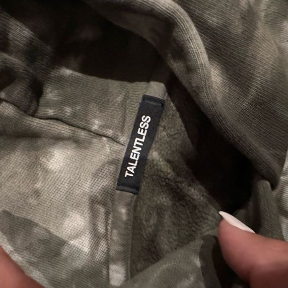 @ TALENTLESS SIZE MEDIUM HOODIE - Picture 3 of 4